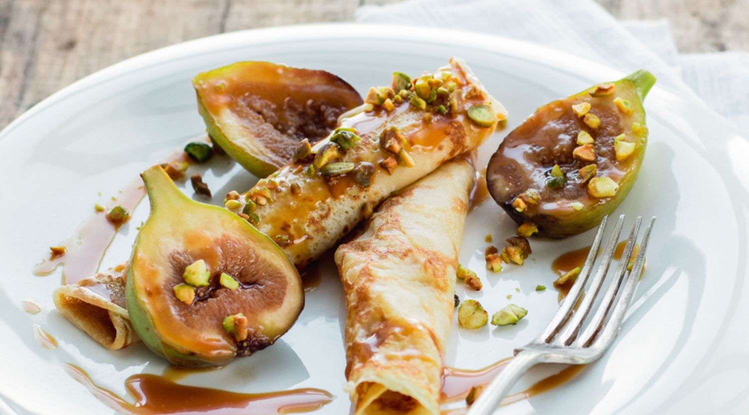 Crêpes mit flambierten Feigen und Karamellsoße
