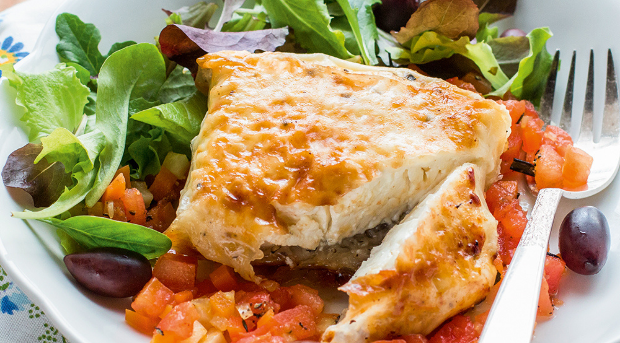 Fetapäckchen mit Tomatensugo und Olivensalat