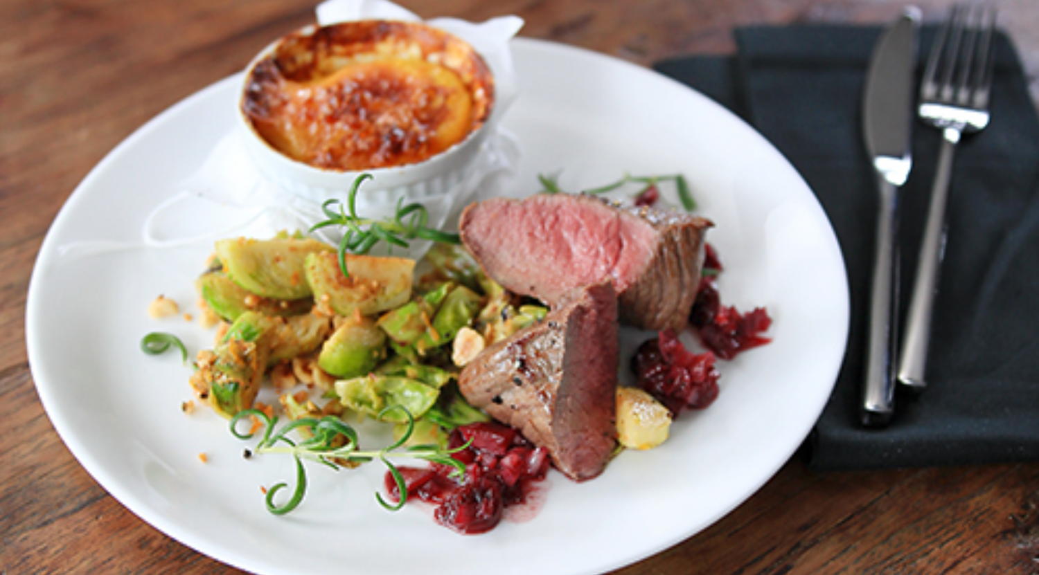 Hirschsteak mit Safran-Kartoffelgratin und Rosenkohl