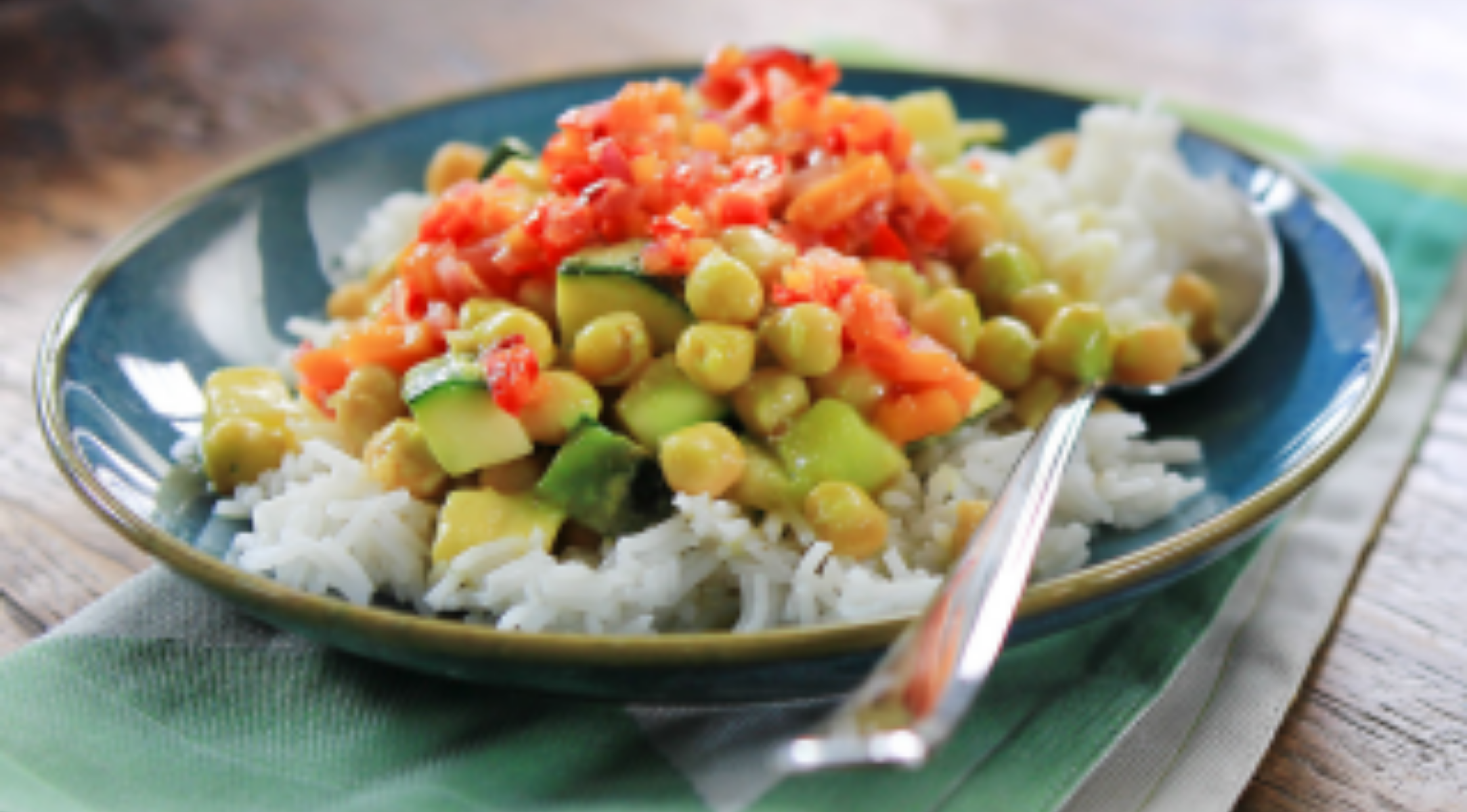 Indisches Zucchini-Kichererbsencurry mit Mango-Chili-Chutney