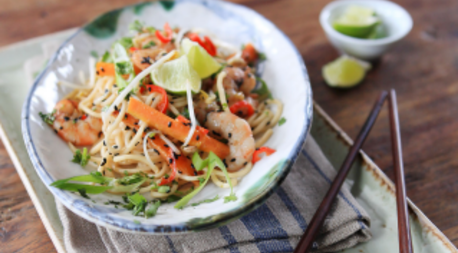Indonesisches Stir-Fry mit Mie Goreng Nudeln und Garnelen