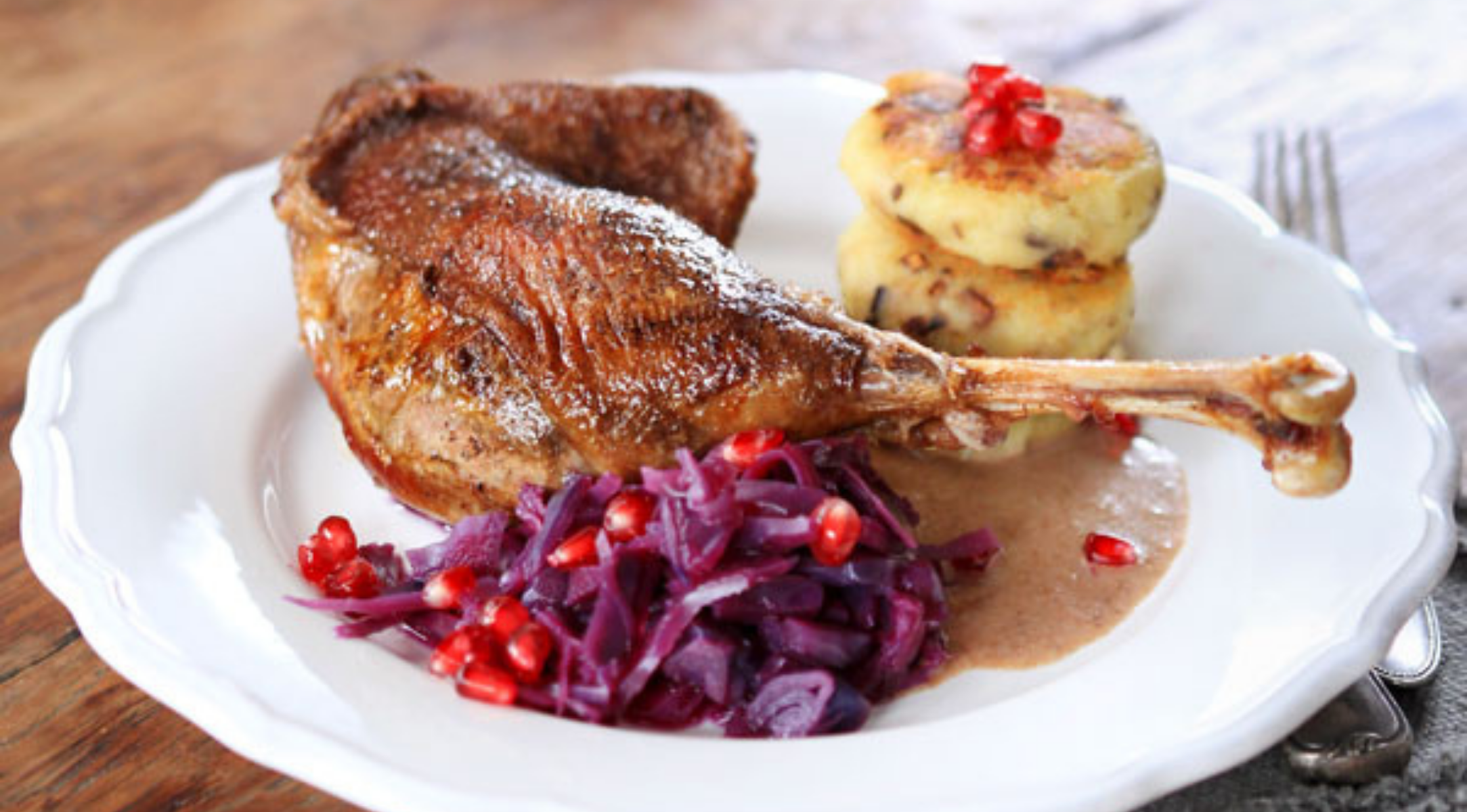 Knusprige Gänsekeule mit Granatapfel Rotkohl