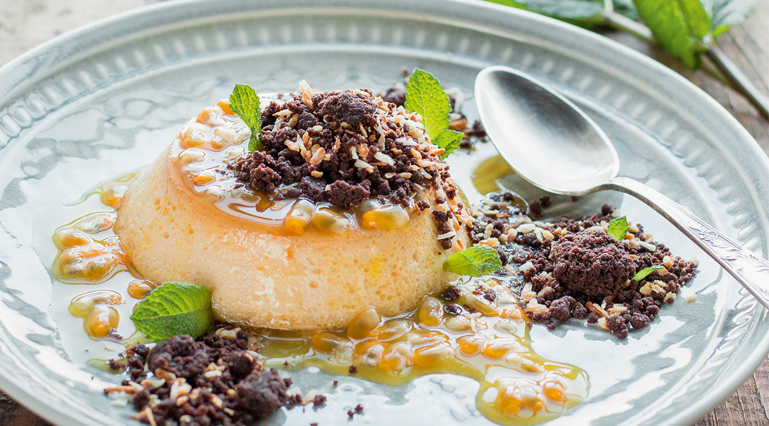 Kokosflan mit Maracujasauce und Schokoladenstreusel