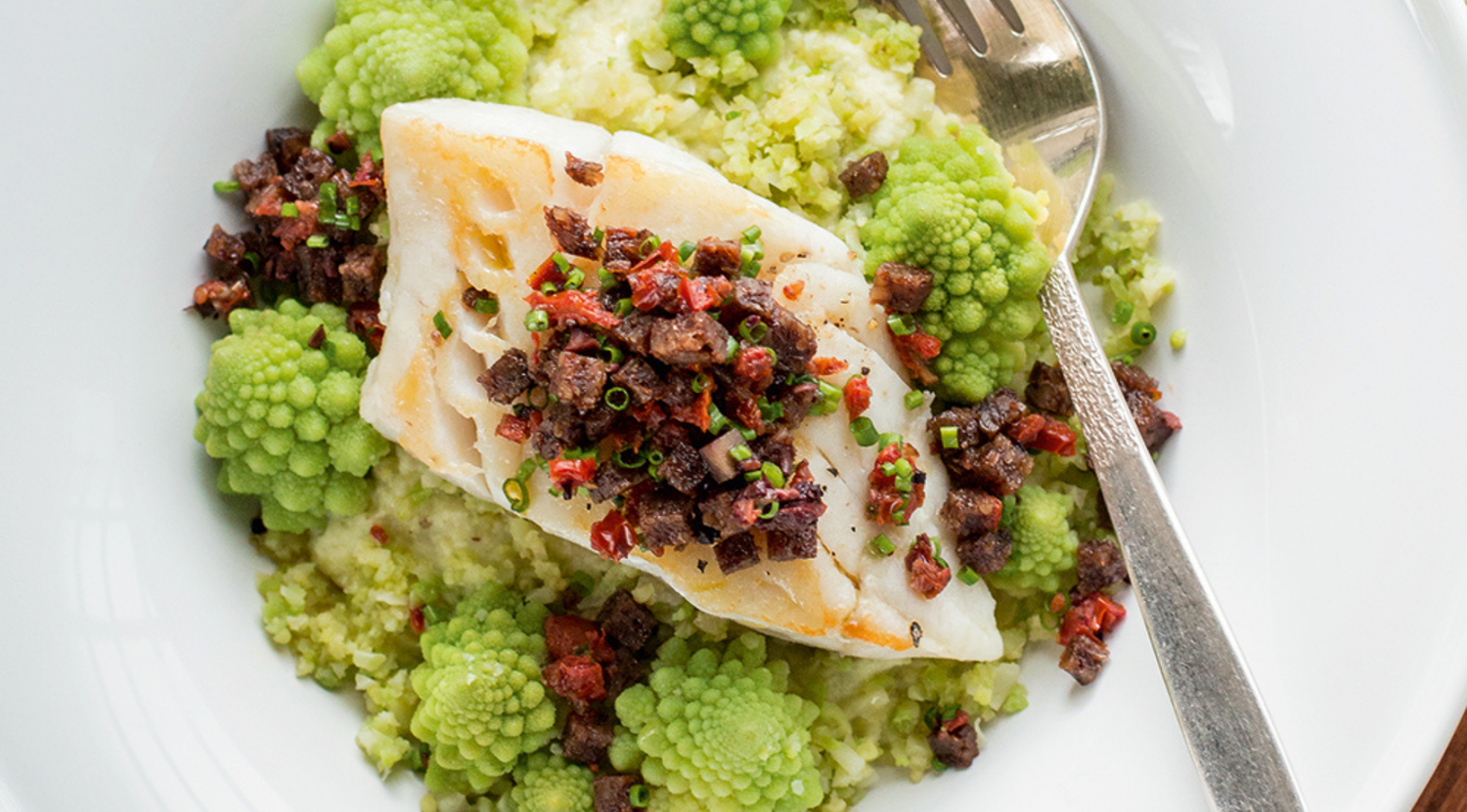 Kross gebratener Kabeljau mit geröstetem Pumpernickel und Romanesco