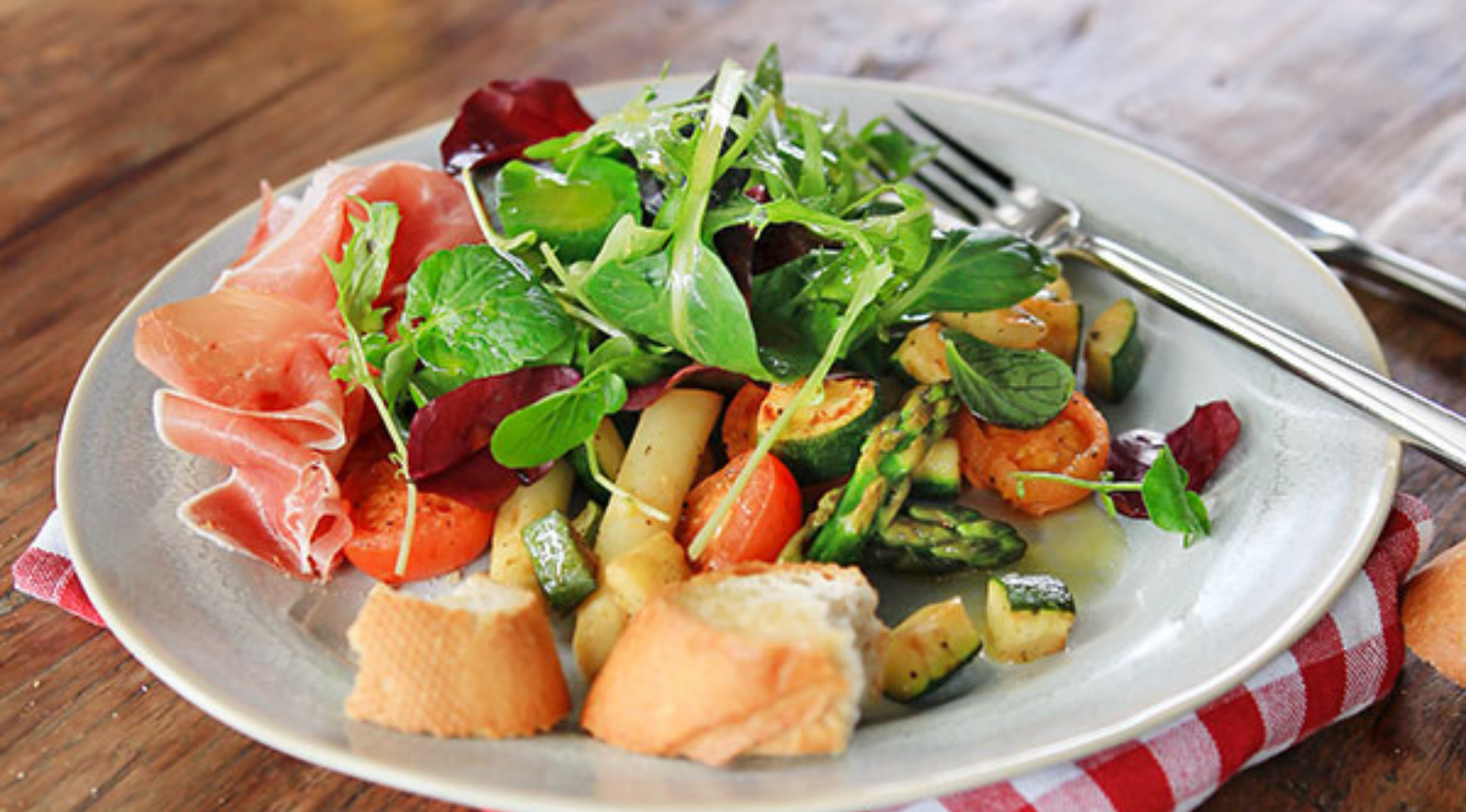 Mediterraner Spargelsalat mit Zucchini und Serranoschinken