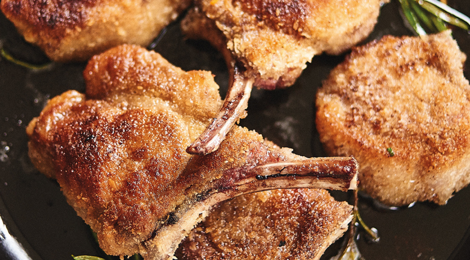 Panierte Koteletts mit Kartoffel-Pfifferling-Salat und Schnittlauchschmand