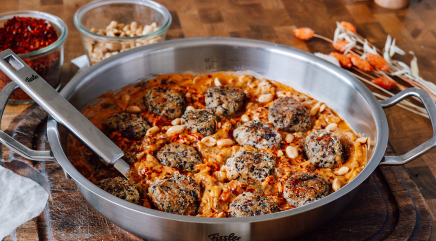 Quinoa Balls in afrikanischer Erdnusssoße