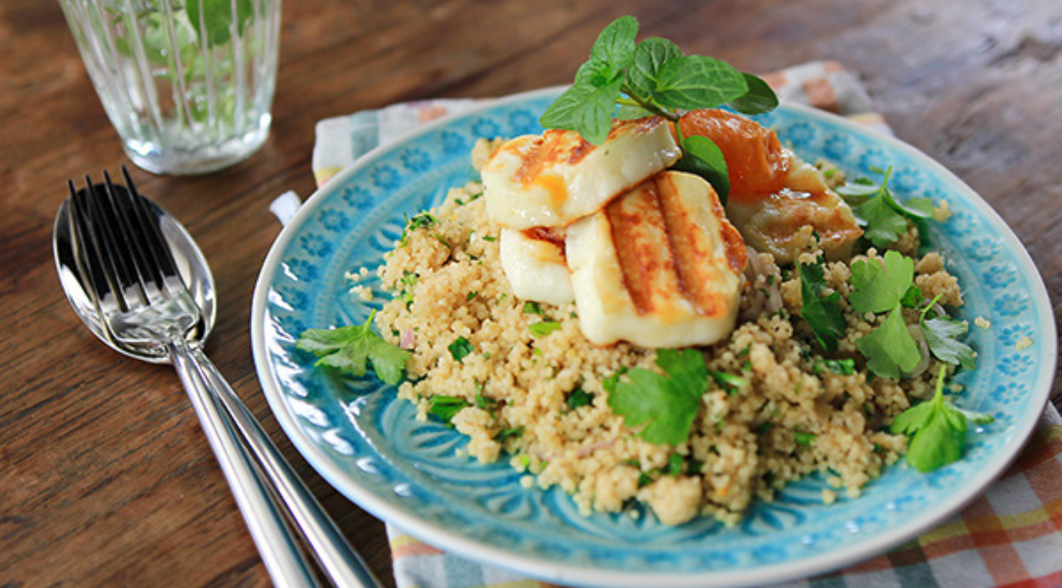 Sommerlicher Couscous-Salat mit Aprikosen und Halloumistreifen
