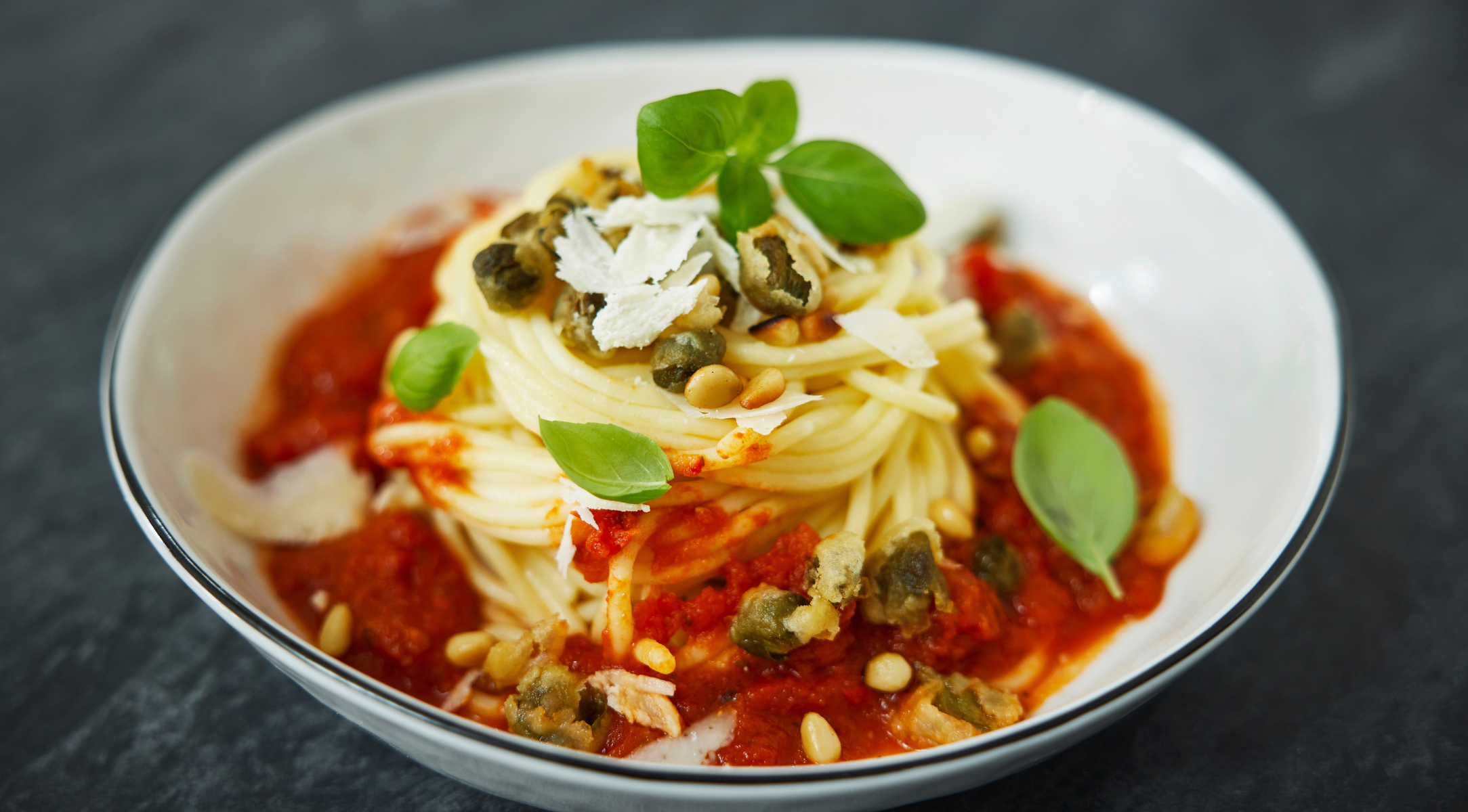 Spaghetti mit Tomatensauce und frittierten Kapern