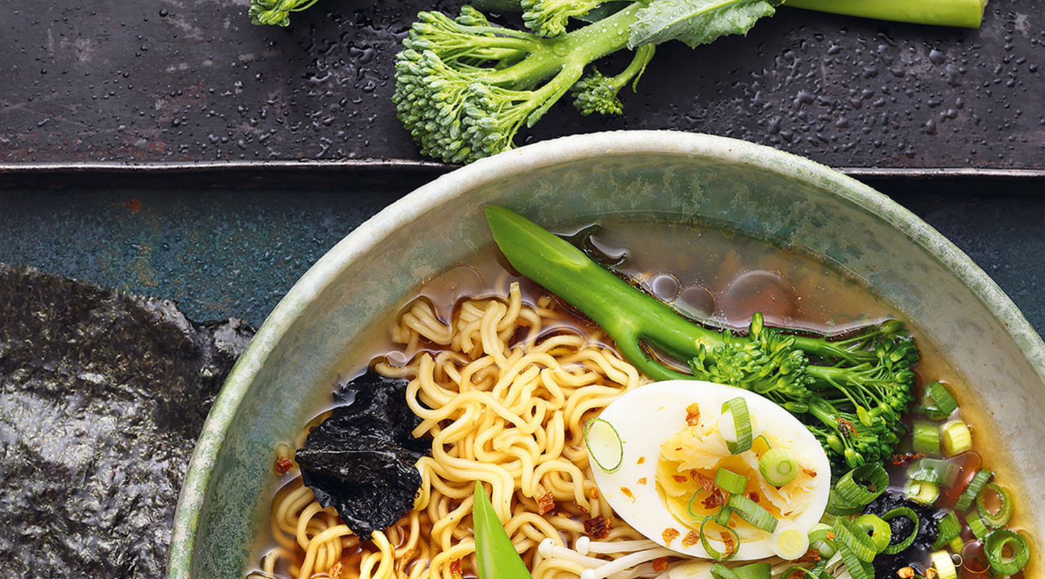 Tonkotsu-Ramen mit Brokkolini und Enoki