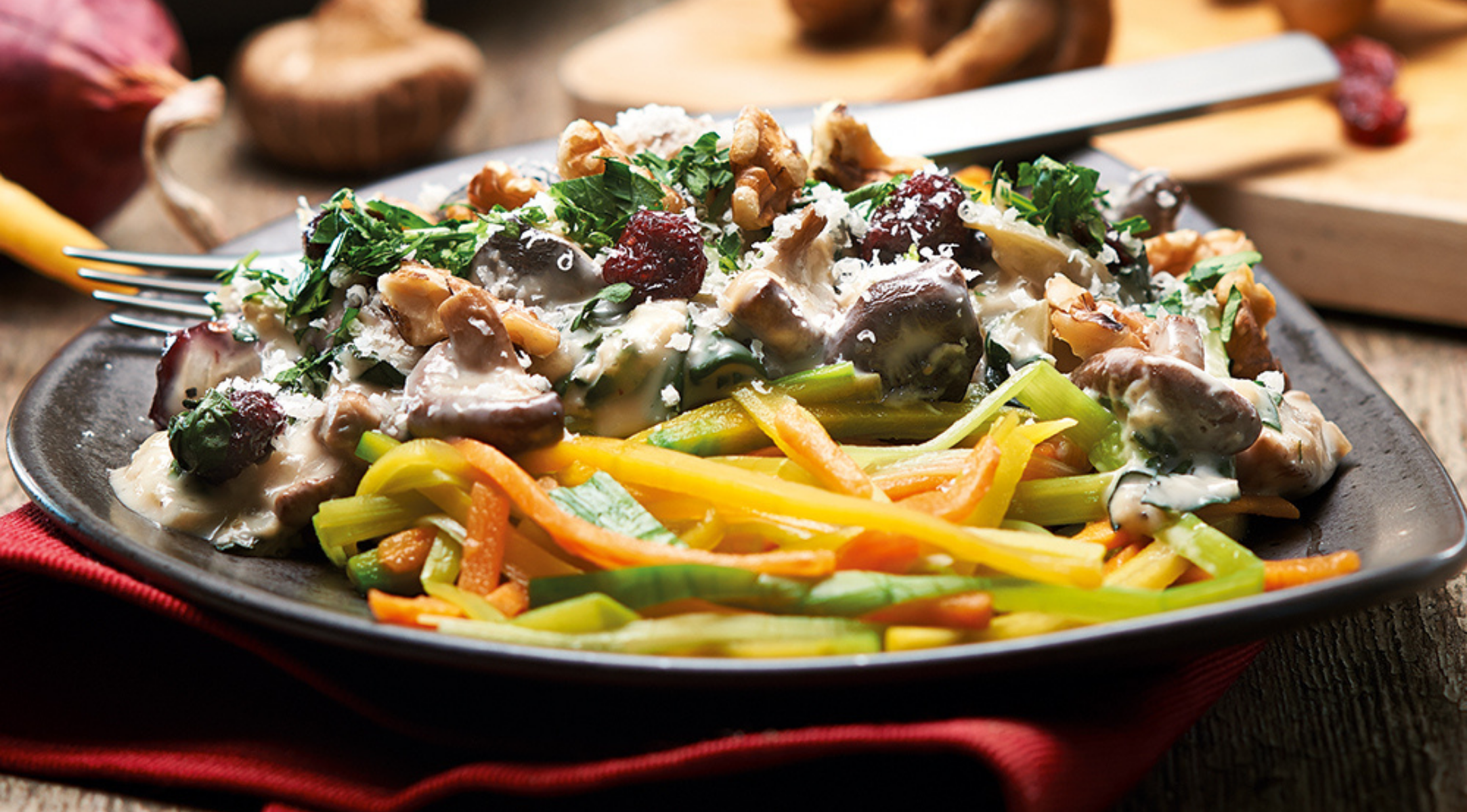 Bunte Gemüsenudeln mit Mangold-Shiitakepilzragout