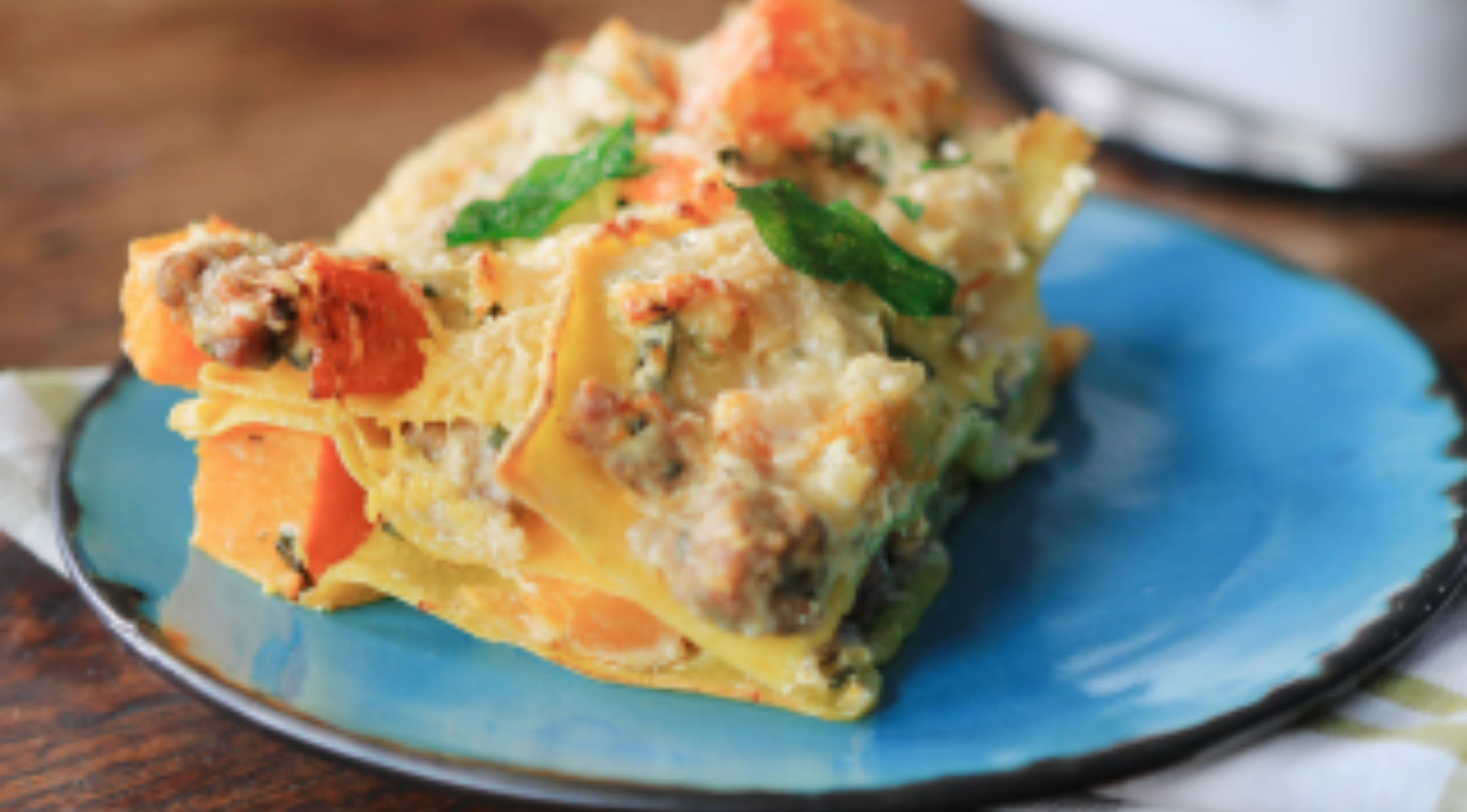 Einfache Kürbislasagne mit würziger Salsiccia und Salbei