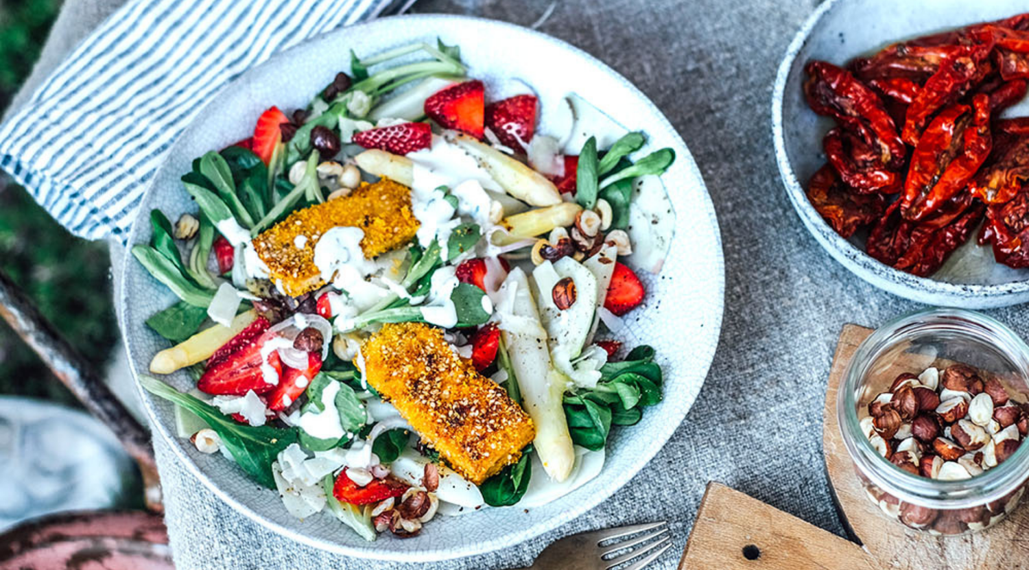 Frühlingssalat mit krossem Tofu, Spargel & Erdbeeren