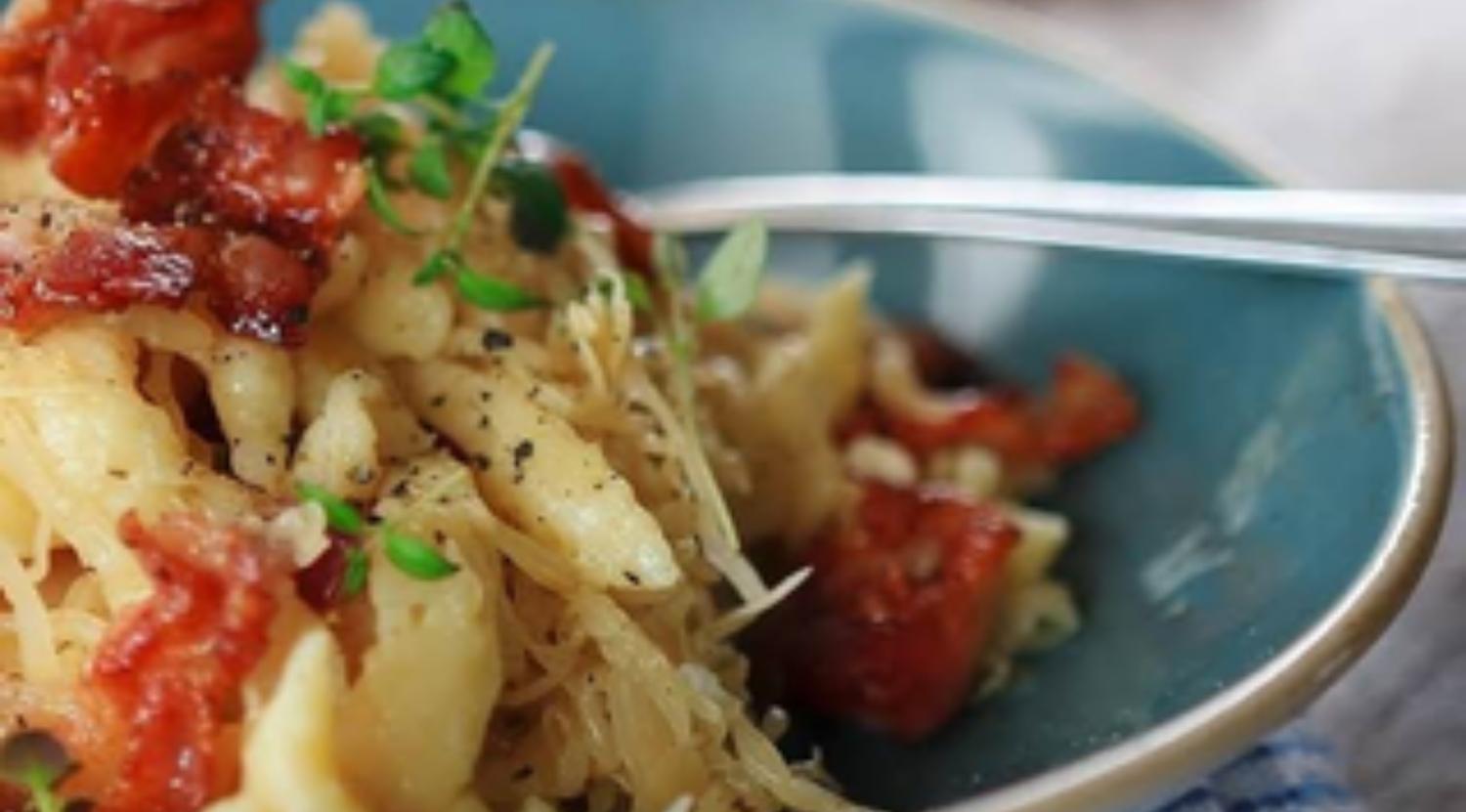 Gebratene Spätzle mit Honig-Senfsauerkraut und knusprigem Bacon