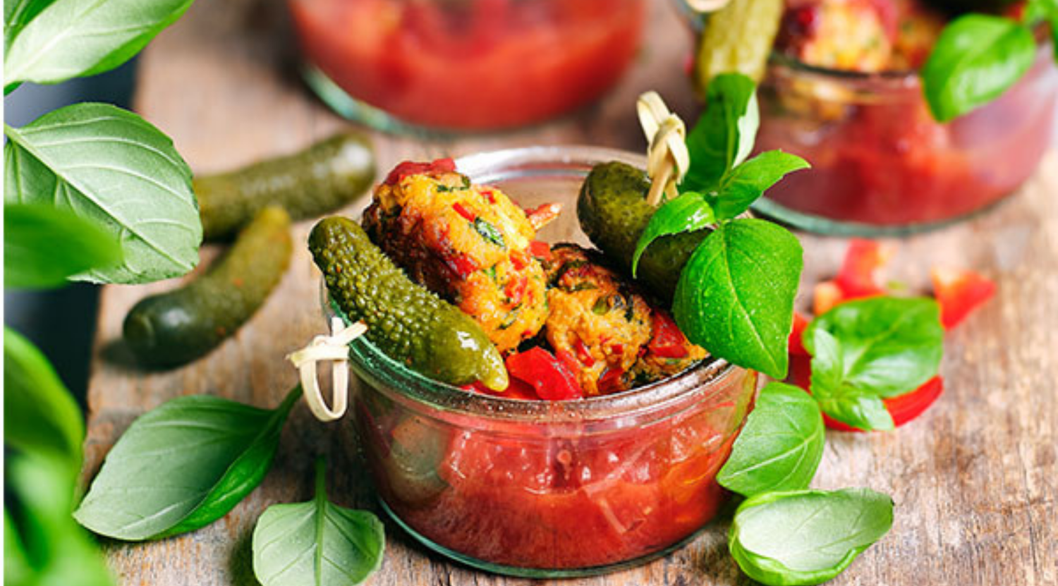 Gemüsebällchen-Spieße mit Cranberry-Tomaten Dip