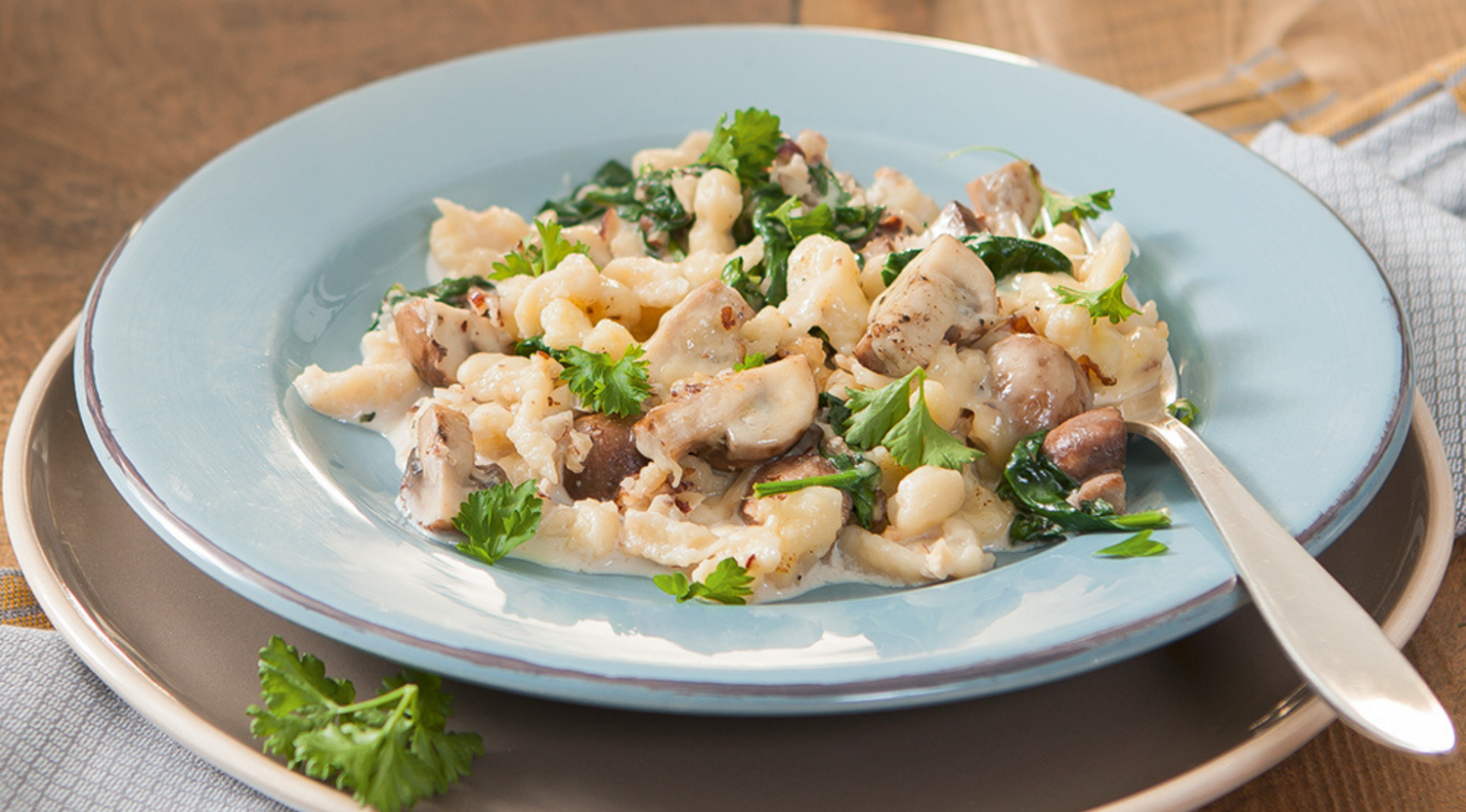 Haselnuss-Käse-Spätzle in Champignonrahm