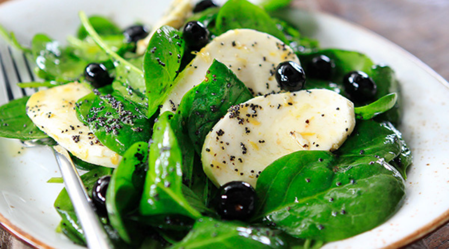 Low Carb Heidelbeer-Spinatsalat mit Mozzarella zum Nachkochen