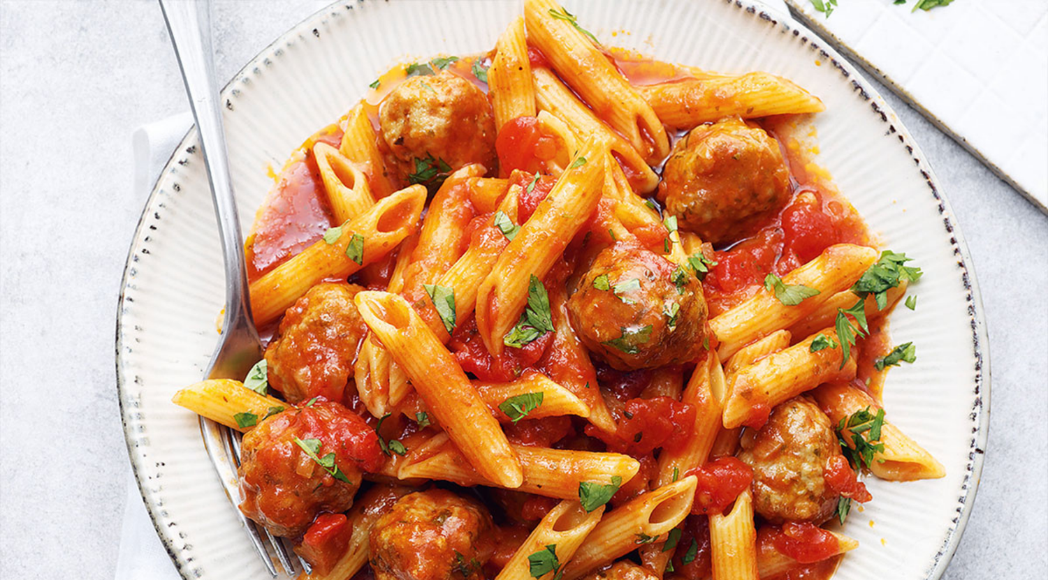 Nudeln und Polpette in Tomatensauce