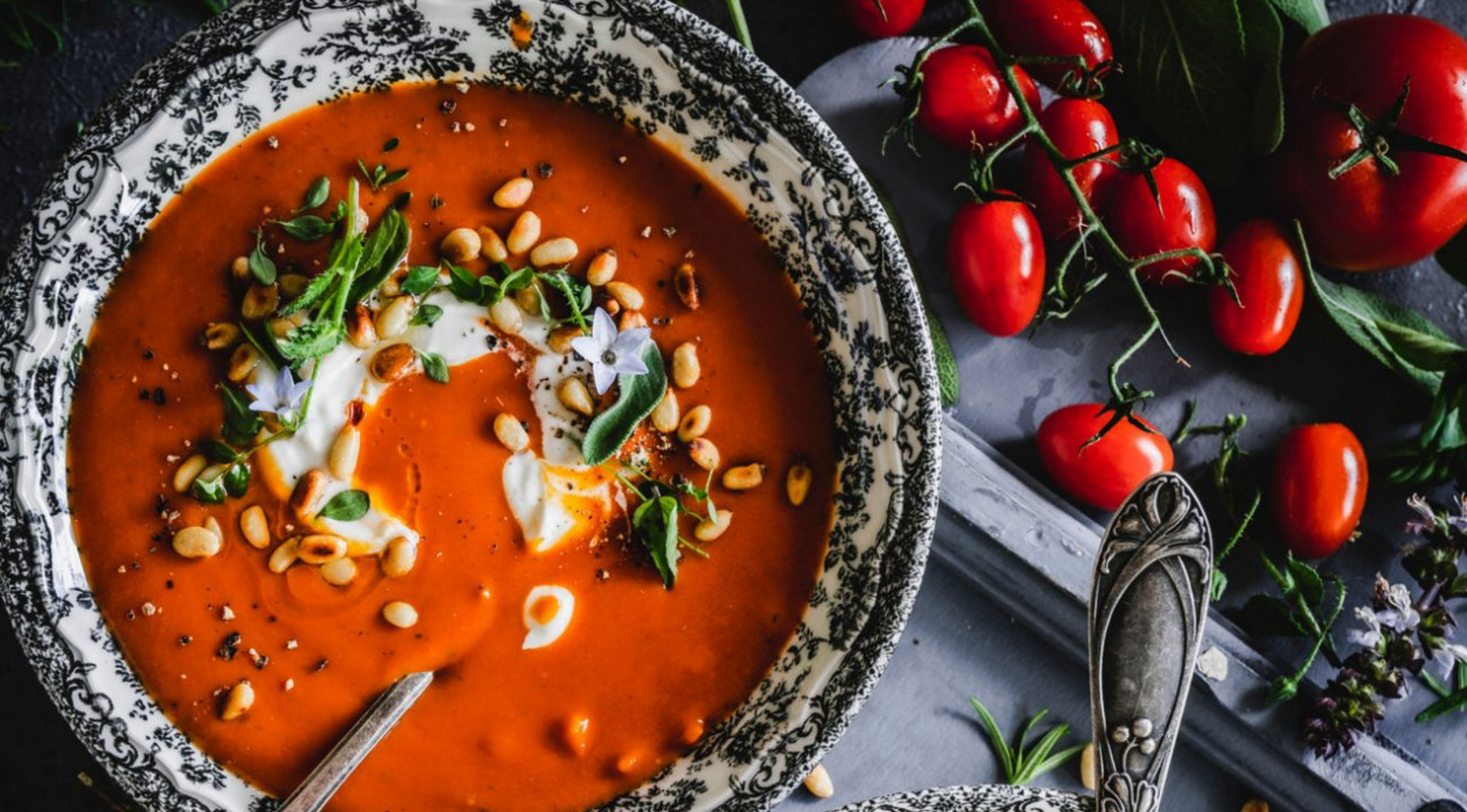 Sommerliche Tomatensuppe mit Kräutern