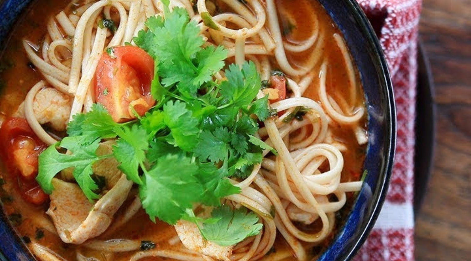 Tom Yam Gai – Thailändische Udonnudel-Suppe mit Hühnchenbrust und Ingwer