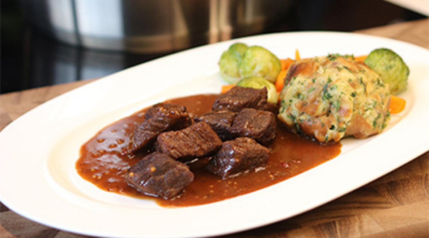 Weihnachtliches Gulasch mit Semmelknödeln