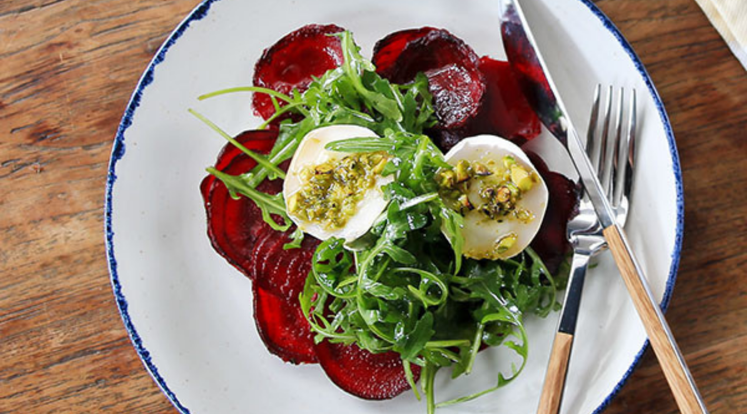 Ziegenkäse mit Pistazien-Honigkruste auf Rote-Bete-Carpaccio